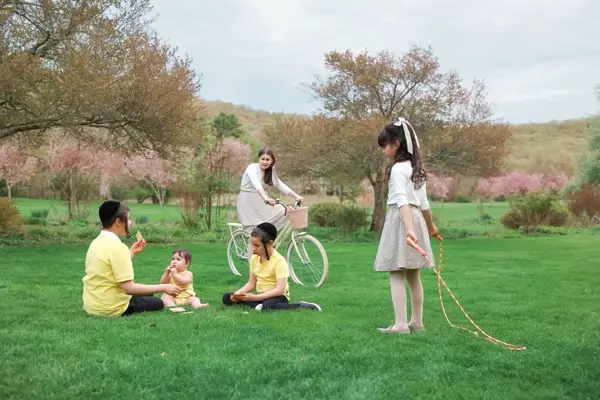 Family picnic on the grass under blossom trees, outdoor photography by Photoholic, Rockland County NY