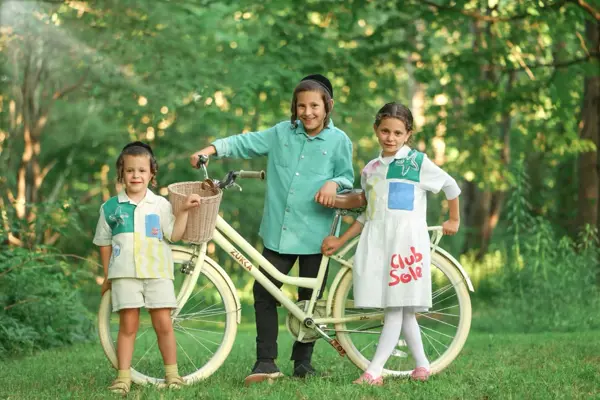 Three siblings with a bicycle in a park, outdoor photography by Photoholic, Rockland County NY